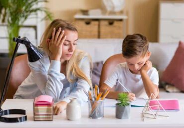 mother-son-doing-homework Подготовка за НВО в 7. клас у дома vs с преподавател: Кое е по-ефективно?