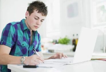 teen-writing ученик пише Есе по морален проблем: теза, аргументи и теми